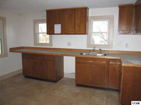 1121 Napoleon Road Jackson, MI 49201 - Photo 4 of 10 20023607-3.JPG