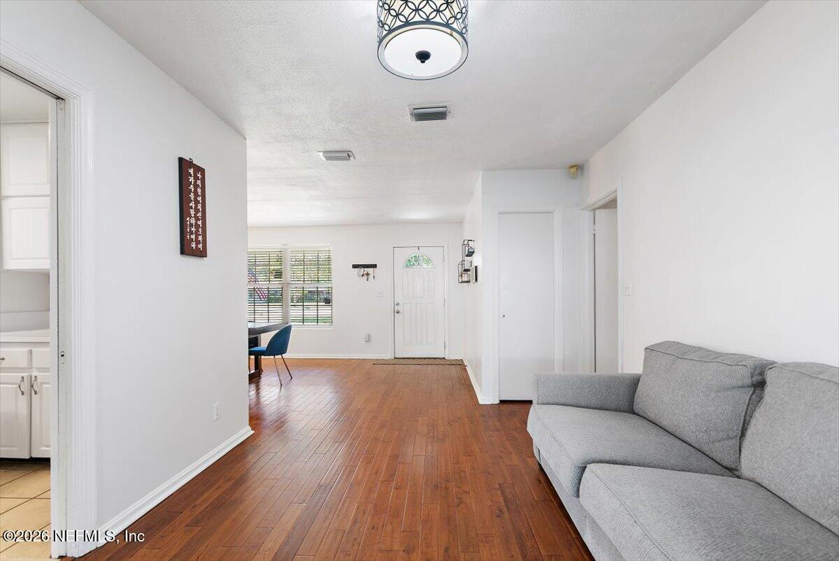 560 Mandalay Road Jacksonville, FL 32216 - Photo 6 of 27 05-Living Room