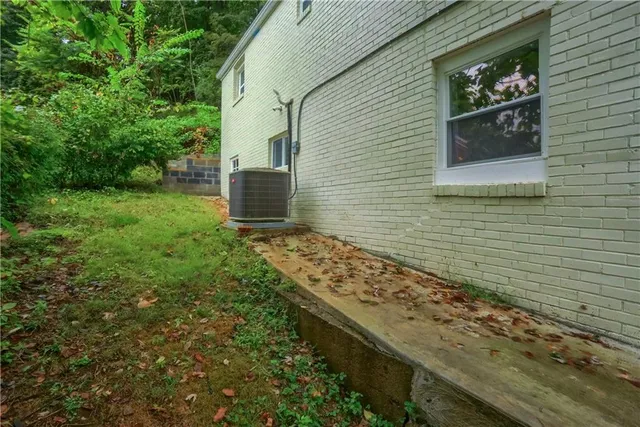 a view of a backyard