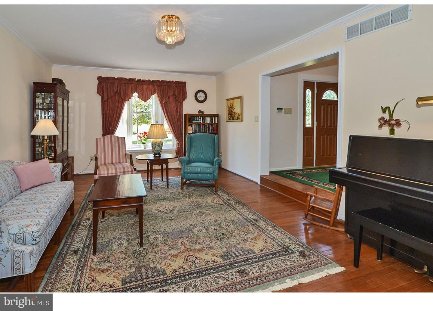 2289 Warner Road Lansdale, PA 19446 - Photo 9 of 25 Living Room