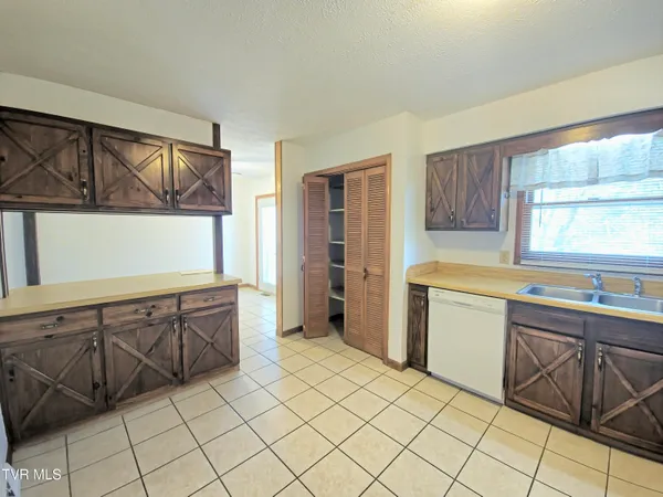$2,300 | 2910 Newbern Drive, Unit 4, Johnson City, TN 37604