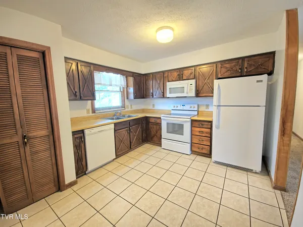 $2,350 | 2910 Newbern Drive, Unit 4, Johnson City, TN 37604