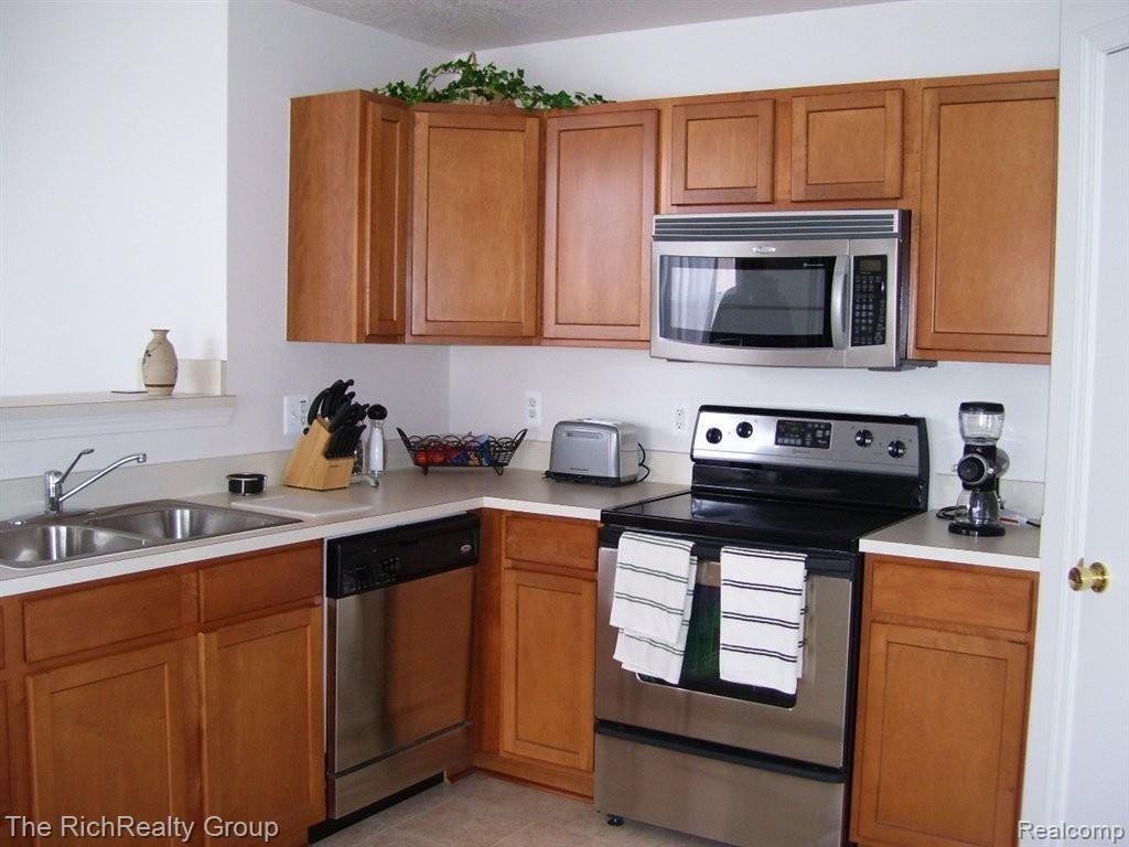 23362 Sunset Road, Unit 19 Taylor, MI 48180 - Photo 3 of 6 KITCHEN 2.JPG