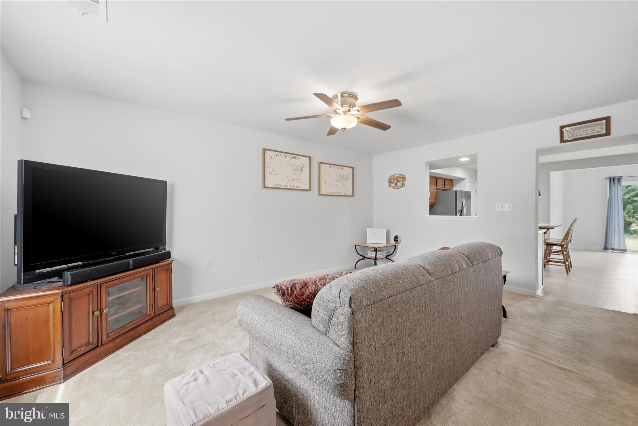 572 Thumper Drive Ranson, WV 25438 - Photo 7 of 37 Living Room