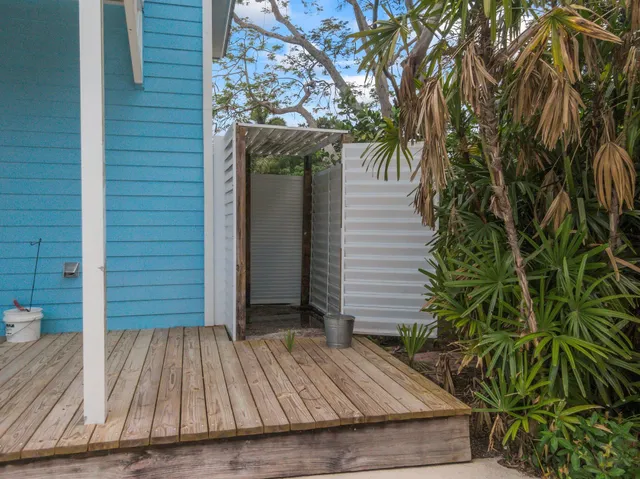 a view of a yard in front of house