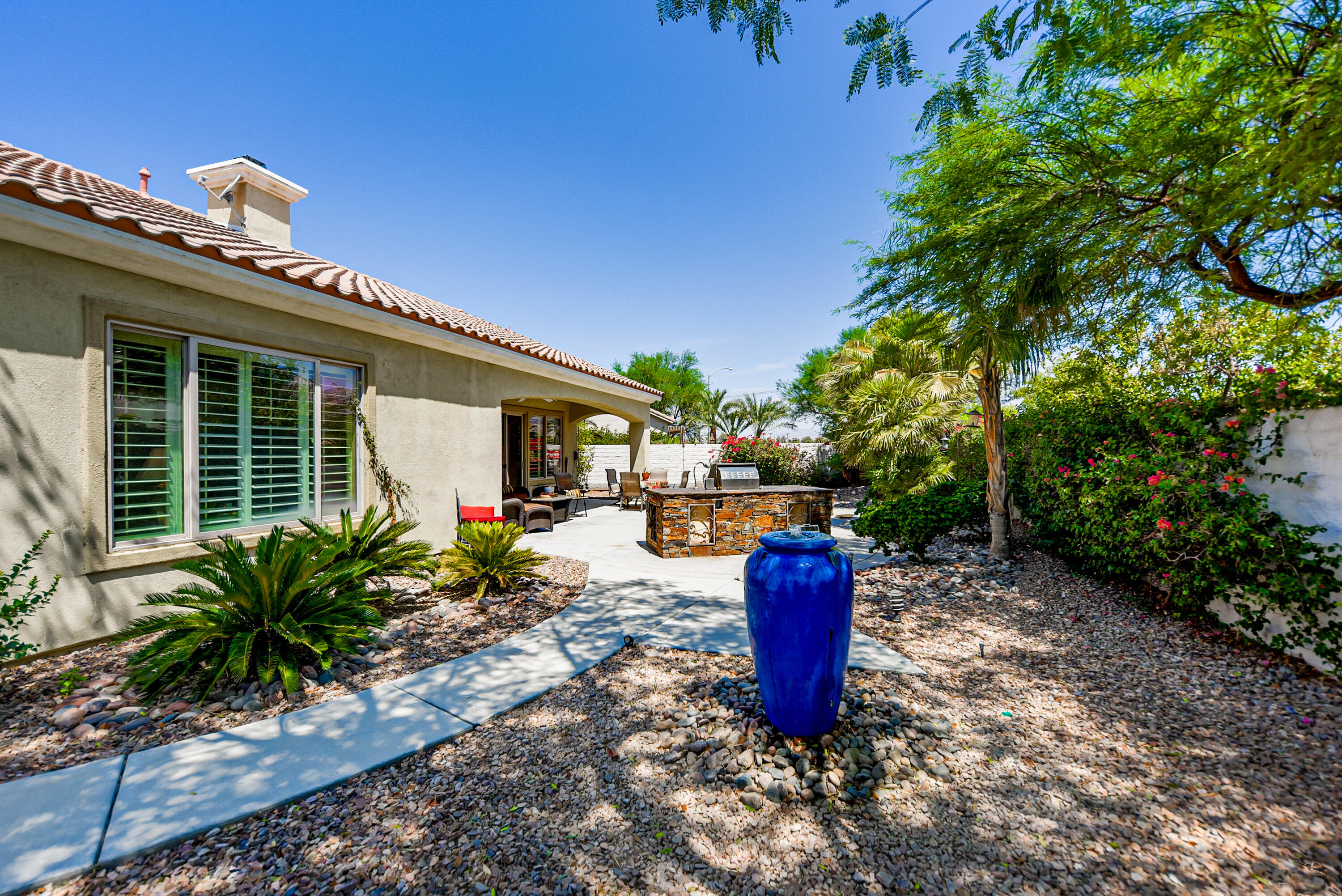 40092 Calle San Geronimo Indio, CA 92203 - Photo 33 of 48 a table and chairs in the patio