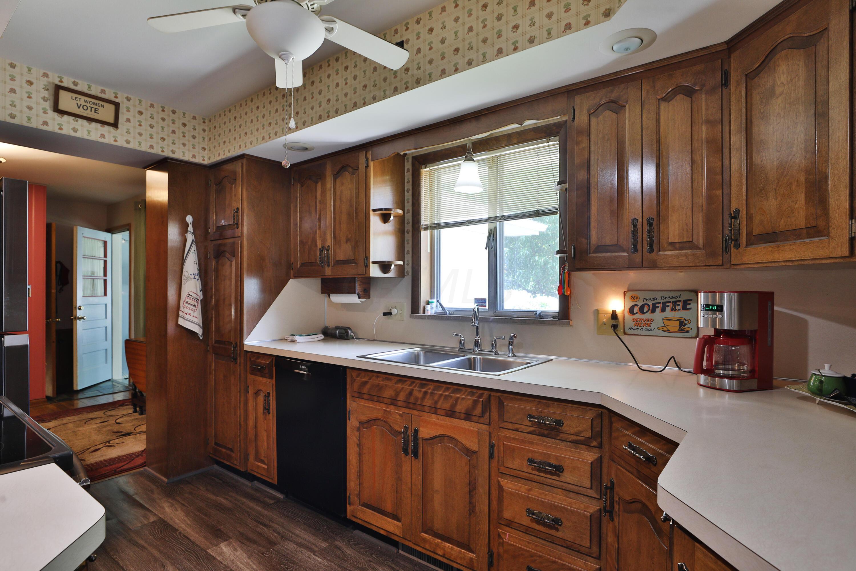 810 Salisbury Road Columbus, OH 43204 - Photo 10 of 34 Kitchen