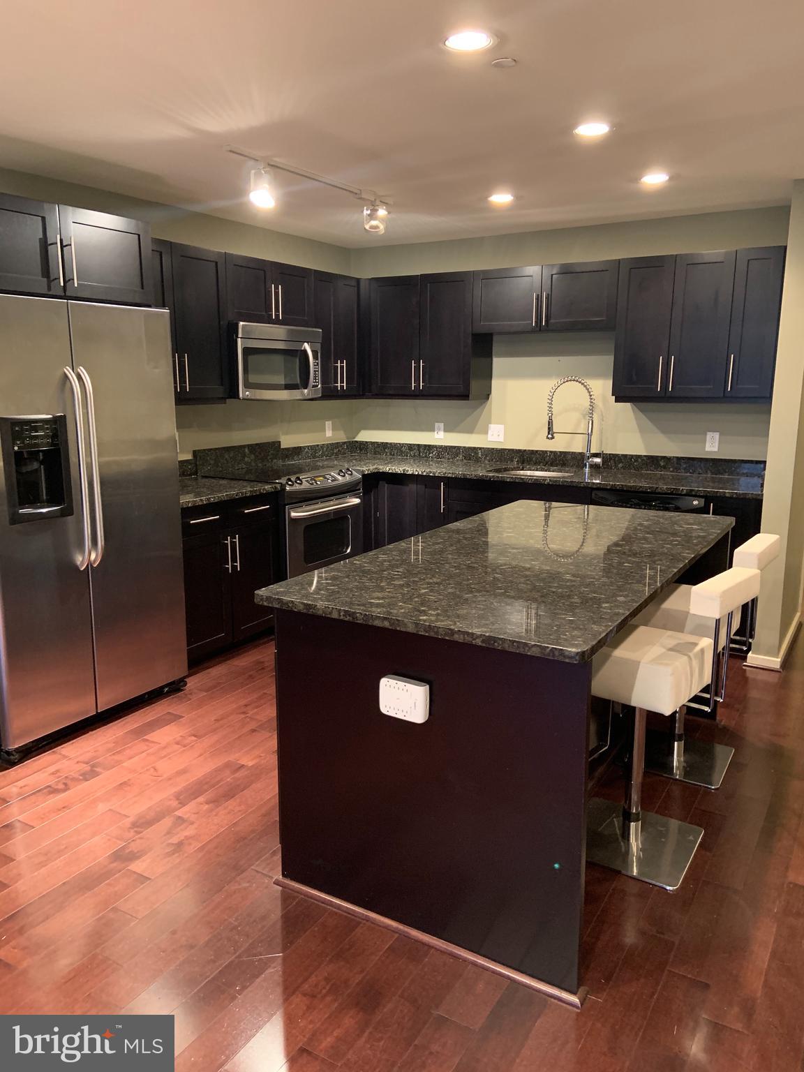 1200 Steuart Street, Unit 520 Baltimore, MD 21230 - Photo 5 of 49 Chef's kitchen