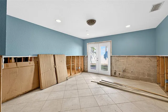 a view of a livingroom with closet