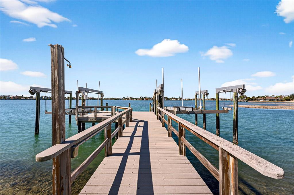 2326 Seton Lane Largo, FL 33774 - Photo 8 of 36