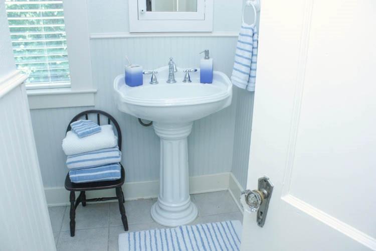 581 Country Club Road Fairview, TX 75069 - Photo 33 of 39 a bathroom with a sink and a window