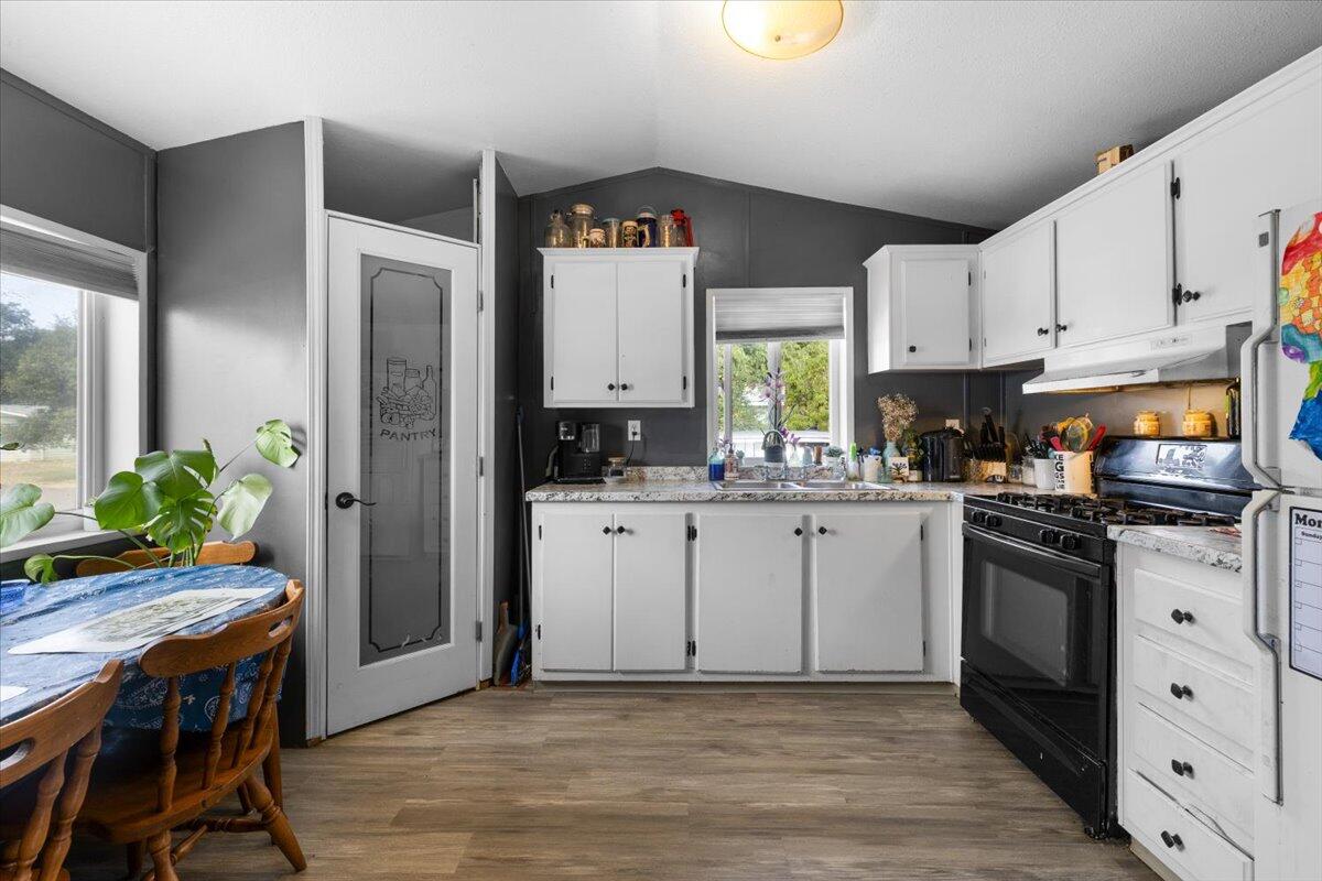 11427 Blackwell Road, Unit 2 Central Point, OR 97502 - Photo 7 of 14 06-CI_5433