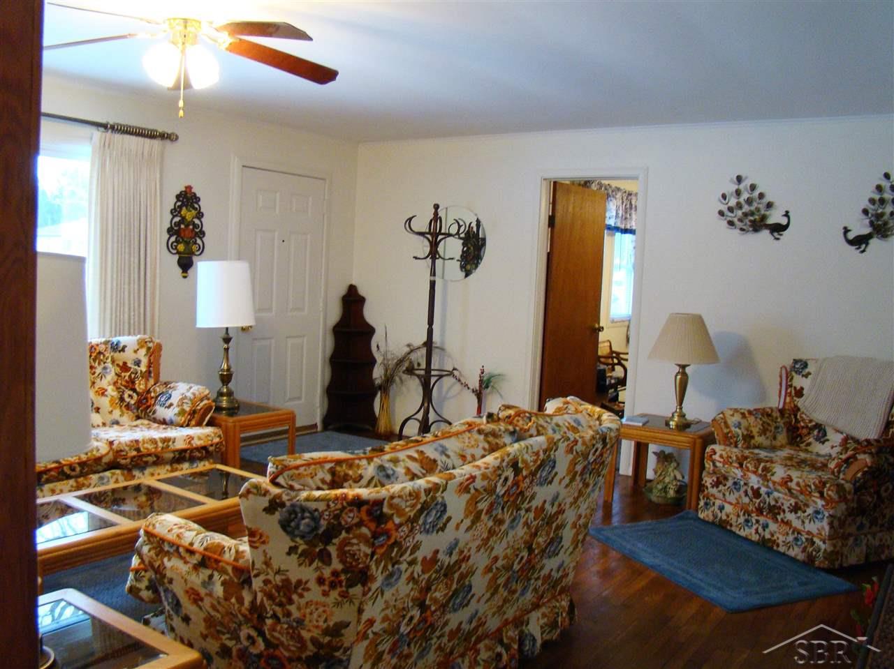 10189 Dice Road Freeland, MI 48623 - Photo 10 of 19 Living Room