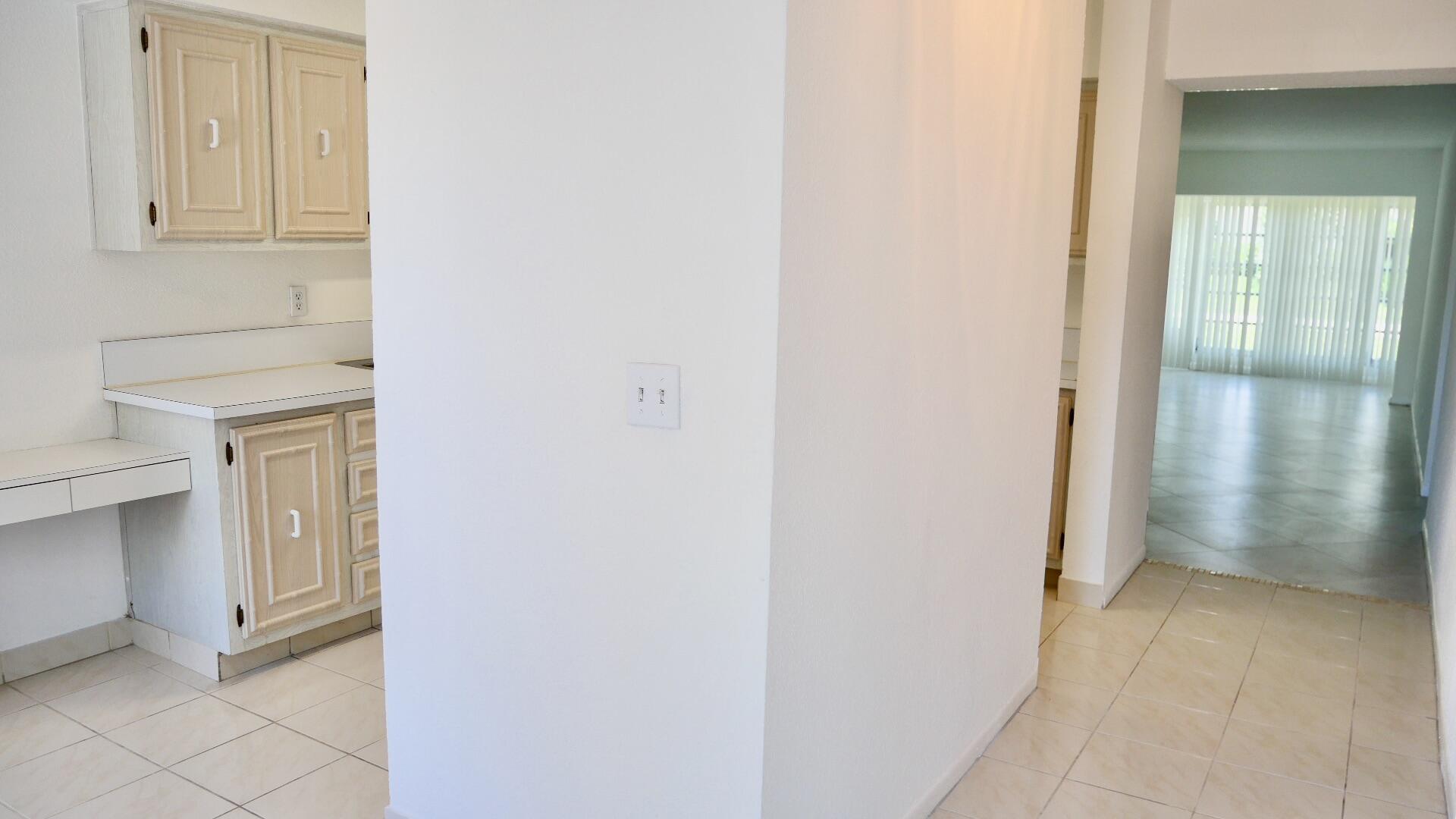 13638 Vía Flora, Unit D Delray Beach, FL 33484 - Photo 4 of 27 View upon entering