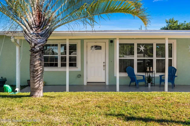 a view of a house with a backyard