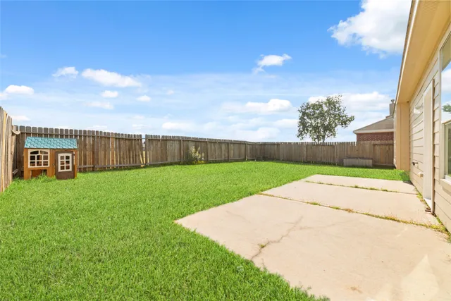 a view of a yard with a house