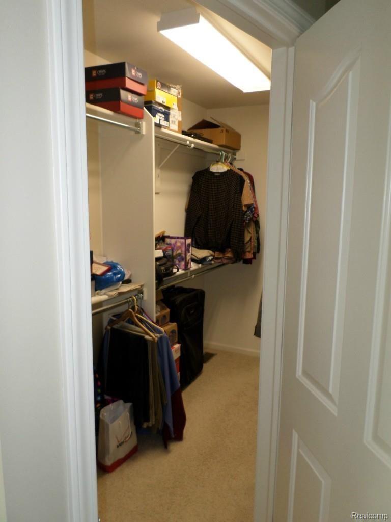 656 Bliss Drive Rochester, MI 48307 - Photo 23 of 40 master walkin closet.jpg