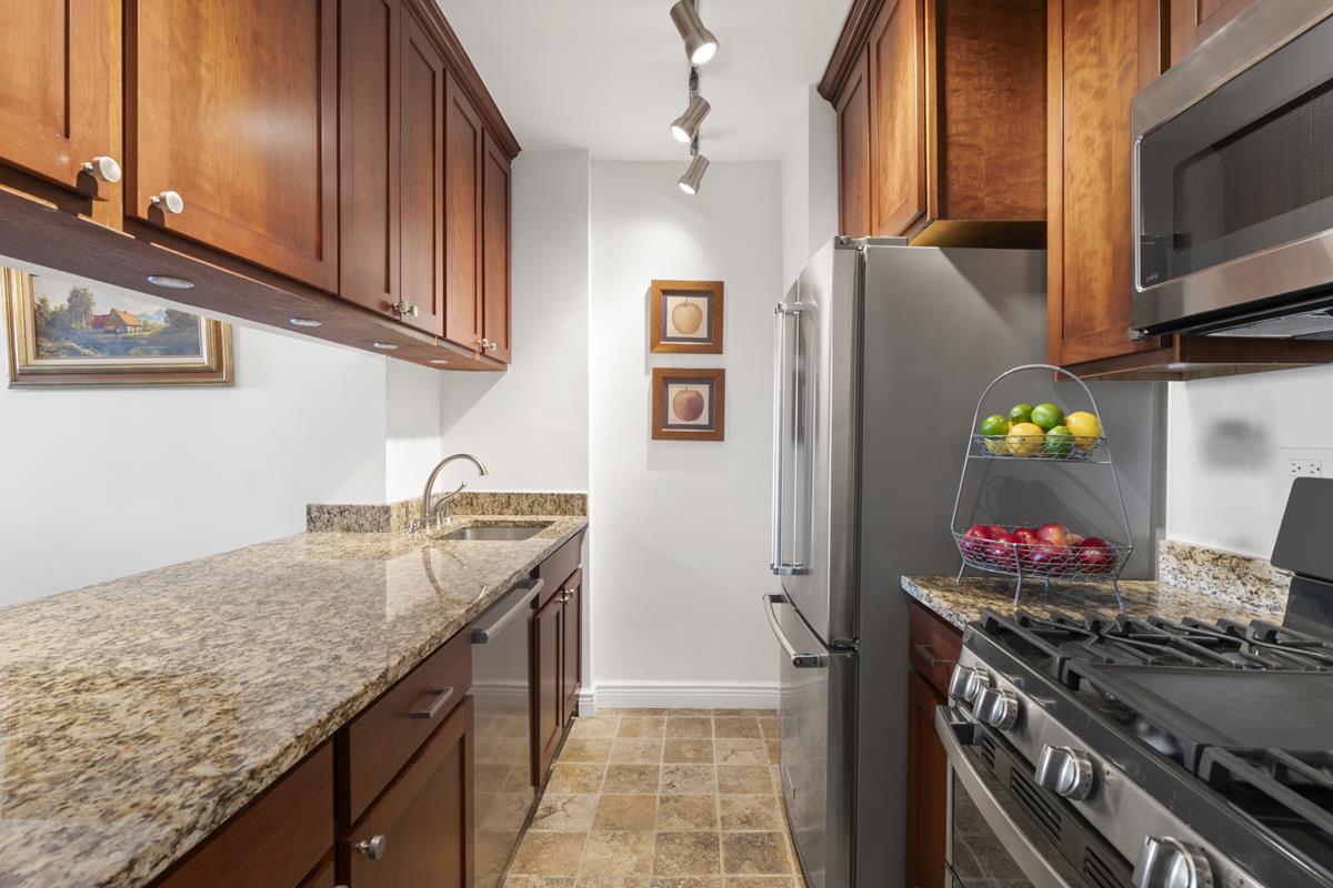 377 Rector Place, Unit 14B Manhattan, NY 10280 - Photo 6 of 12