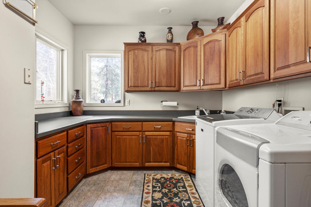 11629 Merganser Road Klamath Falls, OR 97601 - Photo 28 of 50 a kitchen with stainless steel appliances granite countertop a sink a stove and cabinets