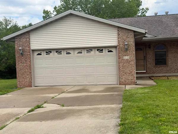 $1,700 | 613 Oakbrook Avenue, Chatham, IL 62629