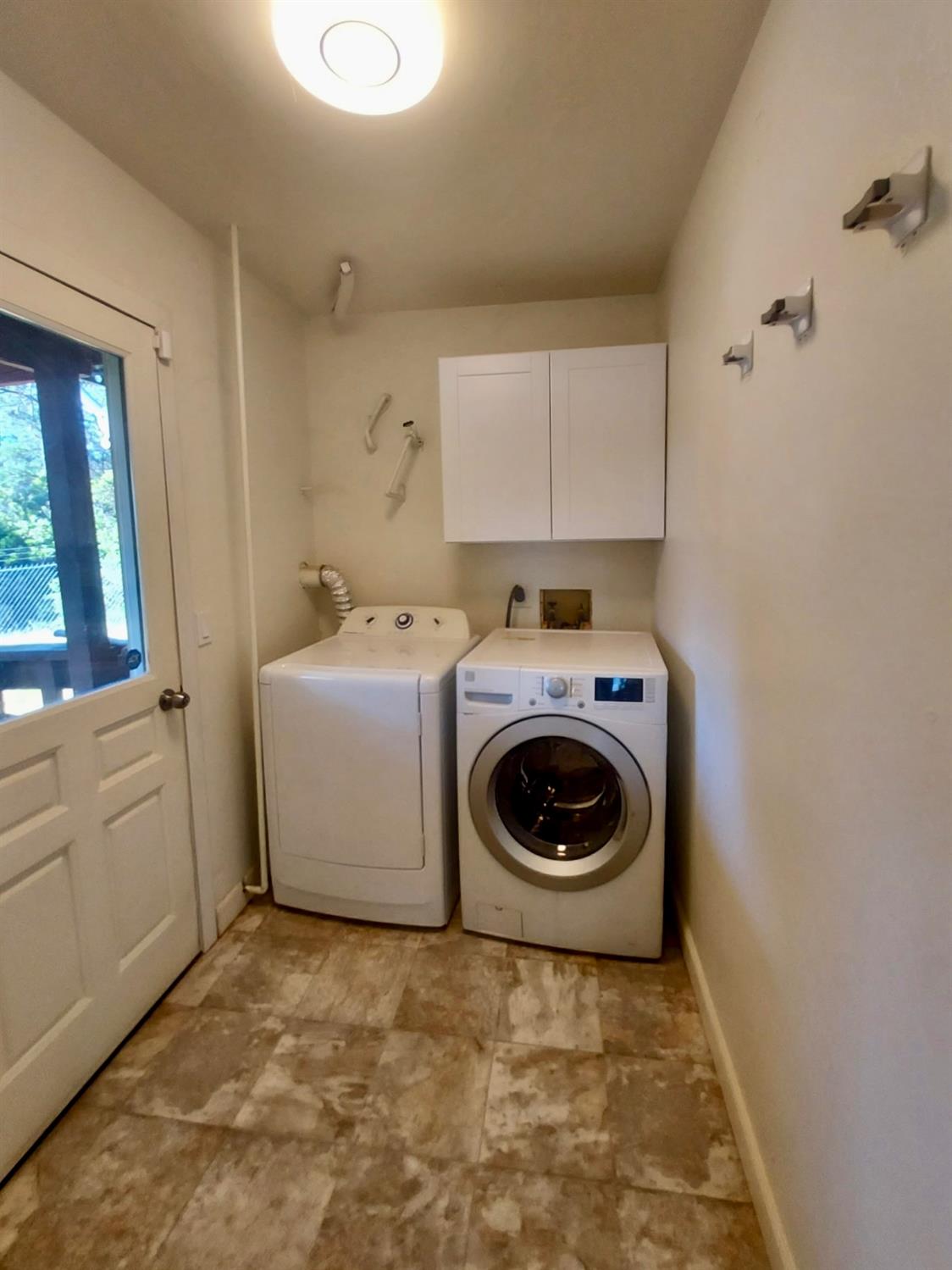 6880 Kahala Road Garden Valley, CA 95633 - Photo 9 of 52 a utility room with dryer and washer