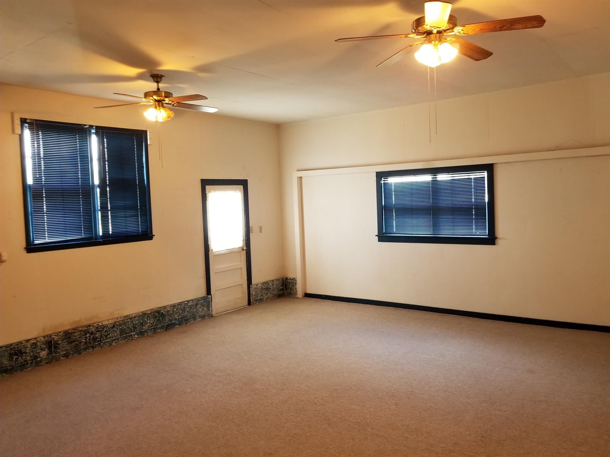 1309 Smith Road Manchester, TN 37355 - Photo 10 of 18 a view of a livingroom with a ceiling fan and a window