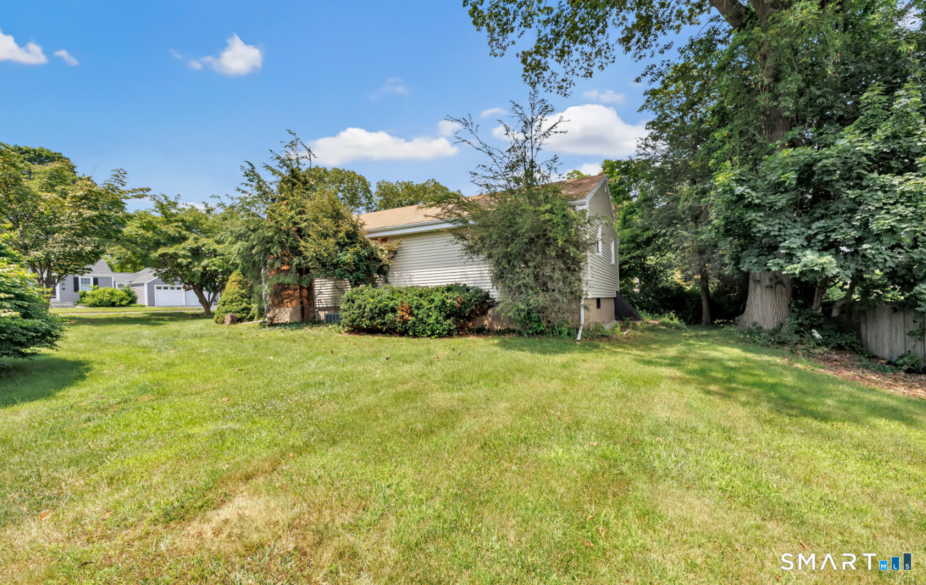 82 Crown Street Trumbull, CT 06611 - Photo 2 of 21
