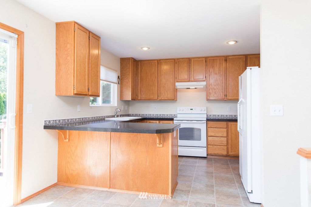 4830 151st Street Southwest Edmonds, WA 98026 - Photo 3 of 24 Gallery Image 3