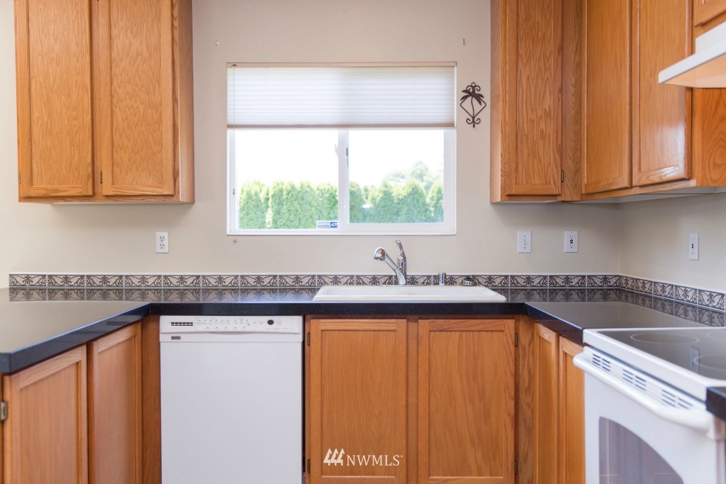 4830 151st Street Southwest Edmonds, WA 98026 - Photo 5 of 24 Gallery Image 5