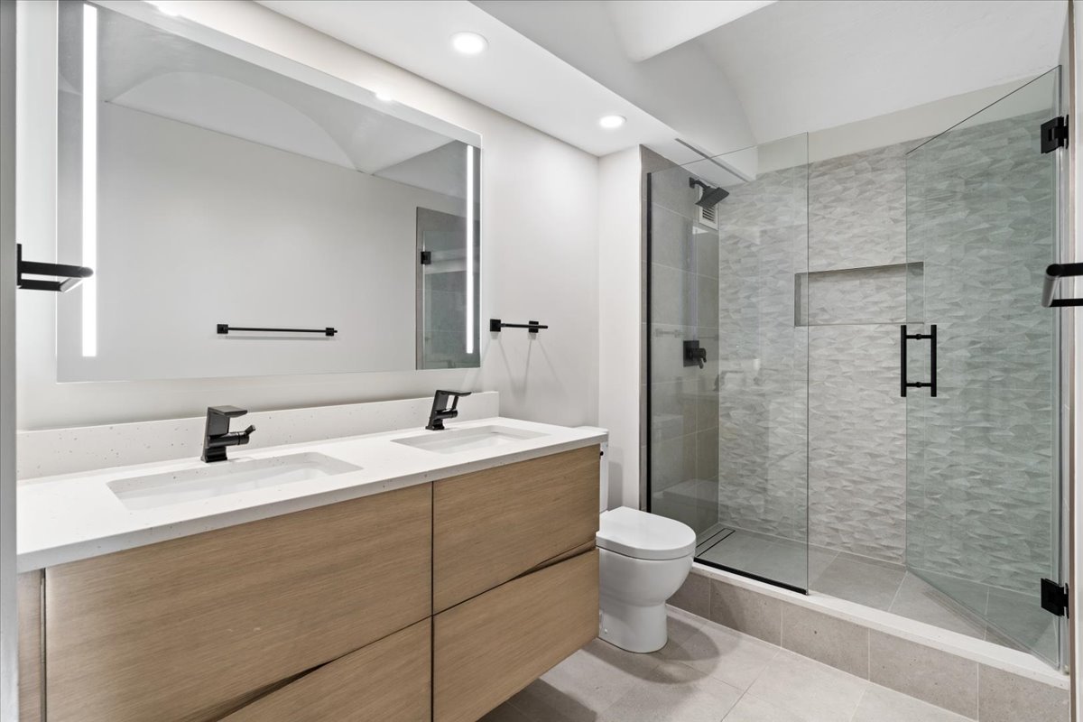 345 North Canal Street, Unit 608 Chicago, IL 60606 - Photo 19 of 27 a bathroom with a sink a toilet and shower