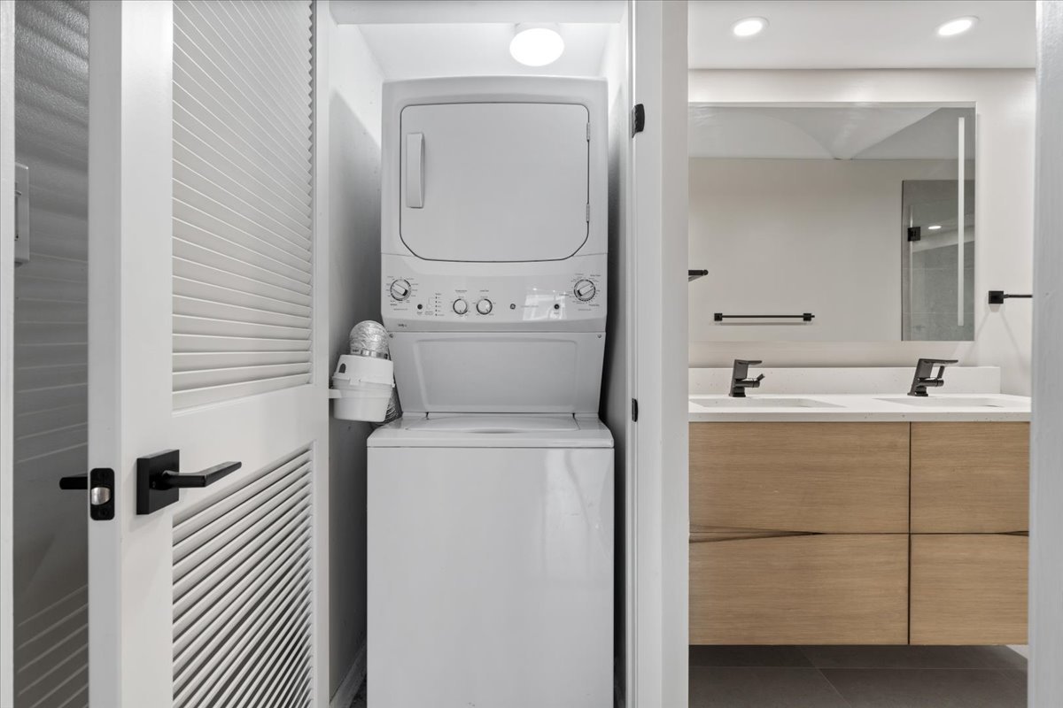 345 North Canal Street, Unit 608 Chicago, IL 60606 - Photo 20 of 27 a bathroom with a sink a mirror and shower