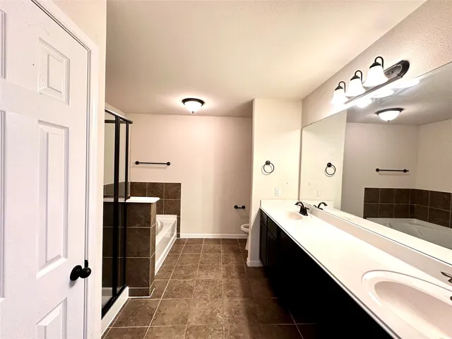 a view of empty room with a ceiling fan