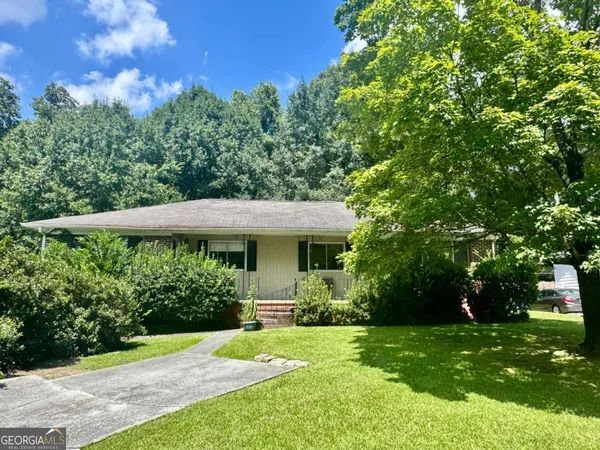 a view of a house with a yard