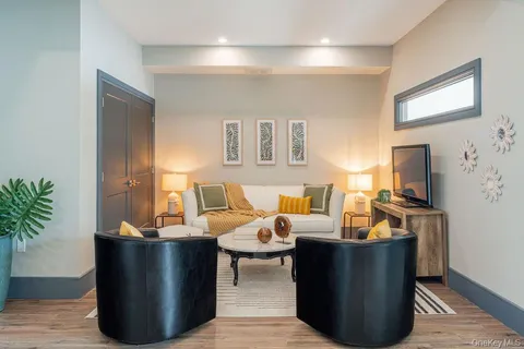 $895,000 | 8 Icehouse Drive, Saugerties, NY 12477