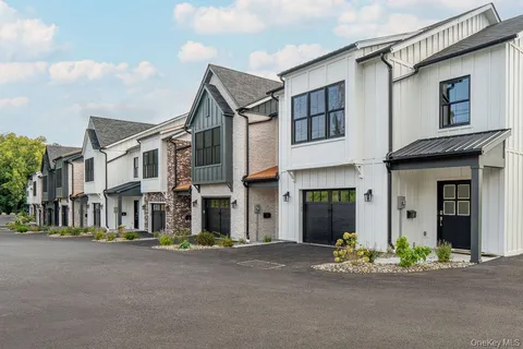 $895,000 | 8 Icehouse Drive, Saugerties, NY 12477