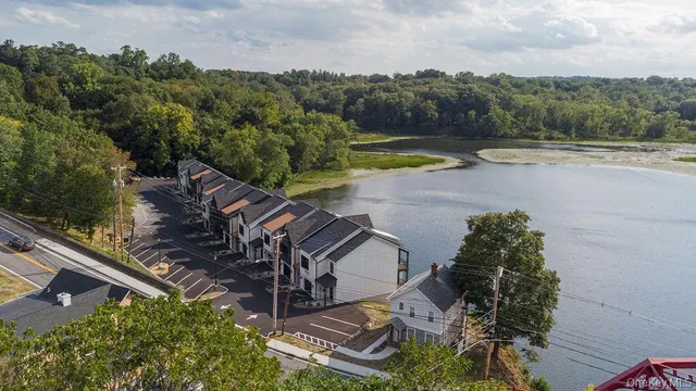 $895,000 | 8 Icehouse Drive, Saugerties, NY 12477