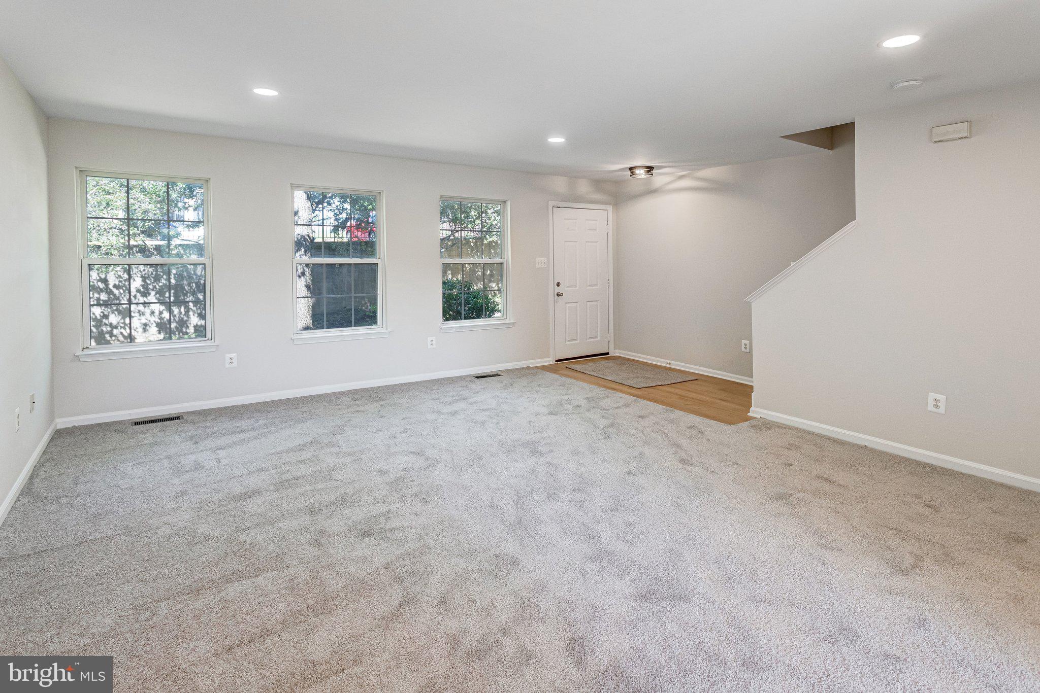 6489 McCoy Road Centreville, VA 20121 - Photo 6 of 34 Spacious, sunlit living area awaits.