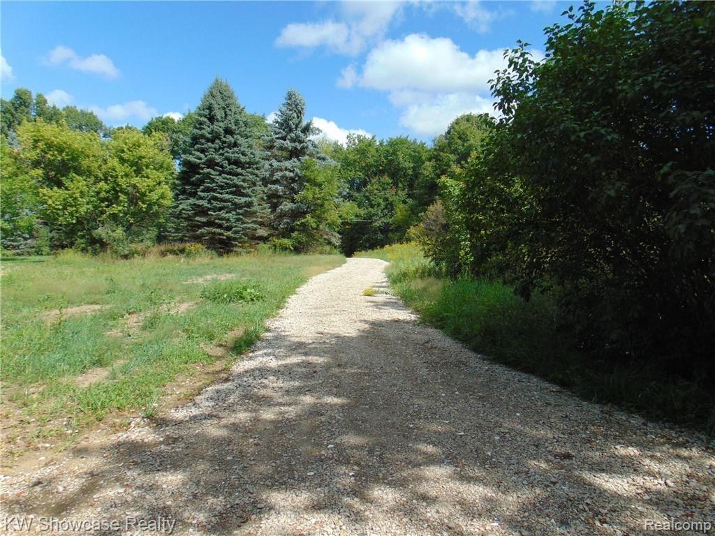 1390 Sackner Road Fenton, MI 48430 - Photo 16 of 21 SEPARATE DRIVEWAY LEADING TO POLE BARN