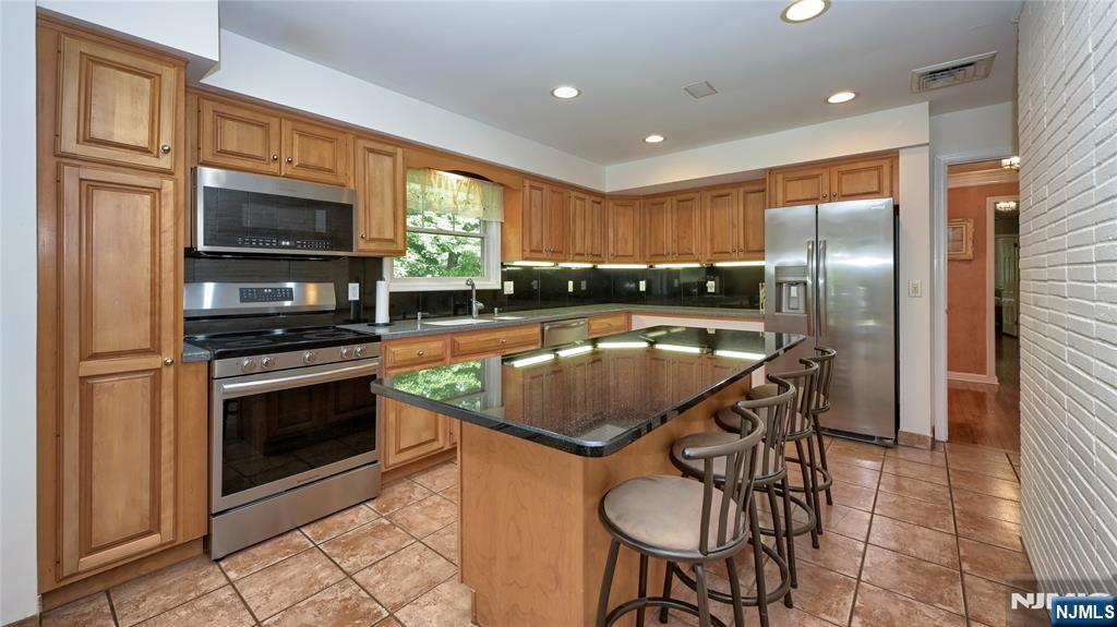 460 Laurel Lane Butler, NJ 07405 - Photo 7 of 32