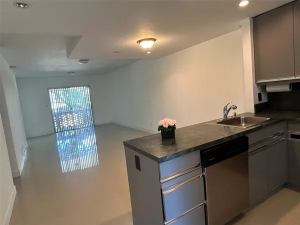 $2,200 | 2800 Northeast 14th Street Causeway, Unit 207, Pompano Beach, FL 33062