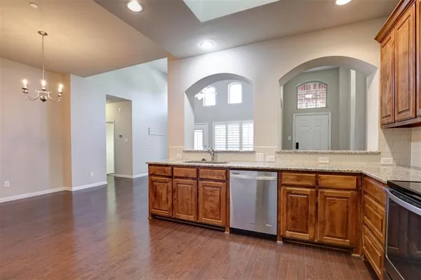 a large bathroom with double vanity sinks a vanity a lamp and a mirror