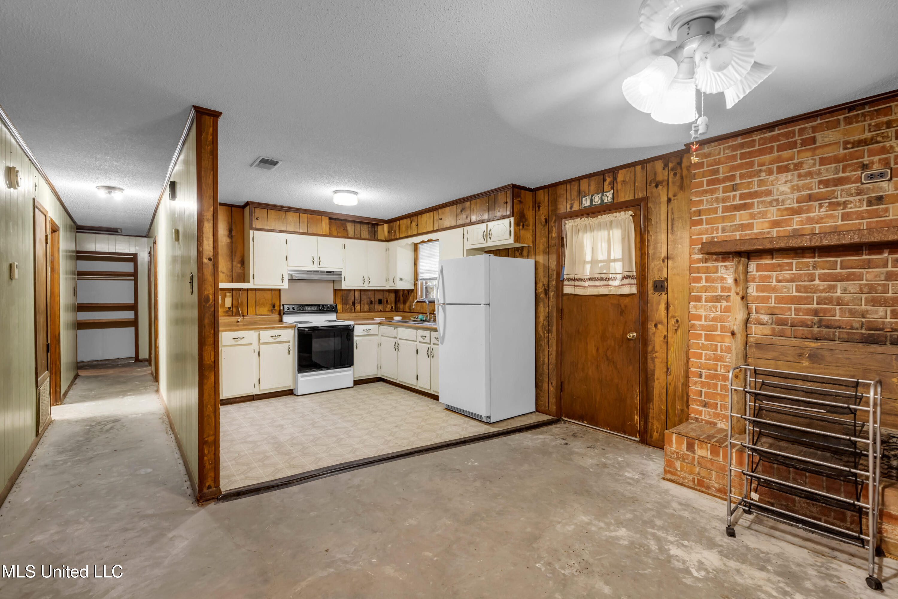 8313 Coda Road Moss Point, MS 39562 - Photo 8 of 32 8313CodaRd-8