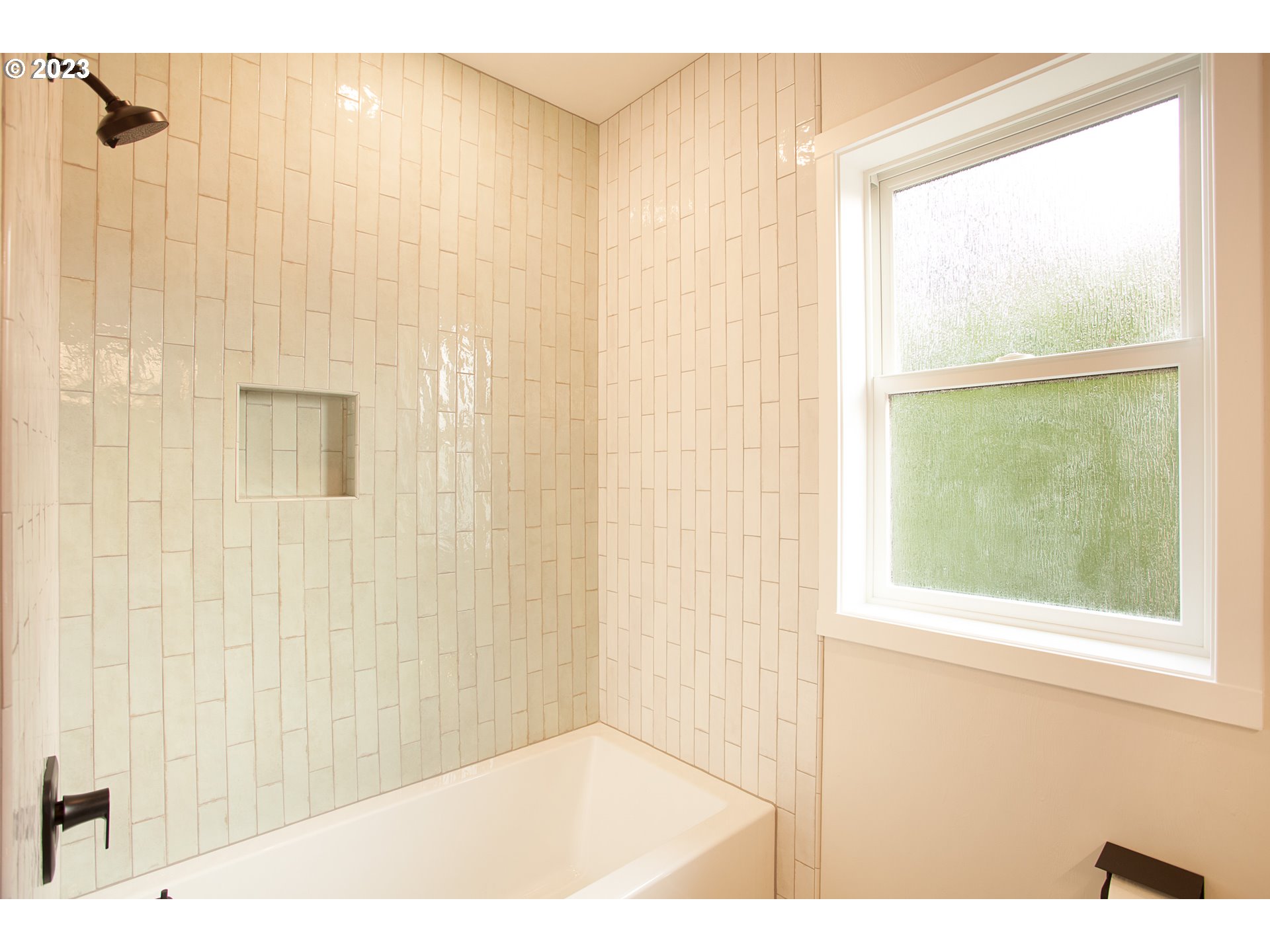 806 Salmonberry Street Springfield, OR 97477 - Photo 7 of 31 a bathroom with a shower