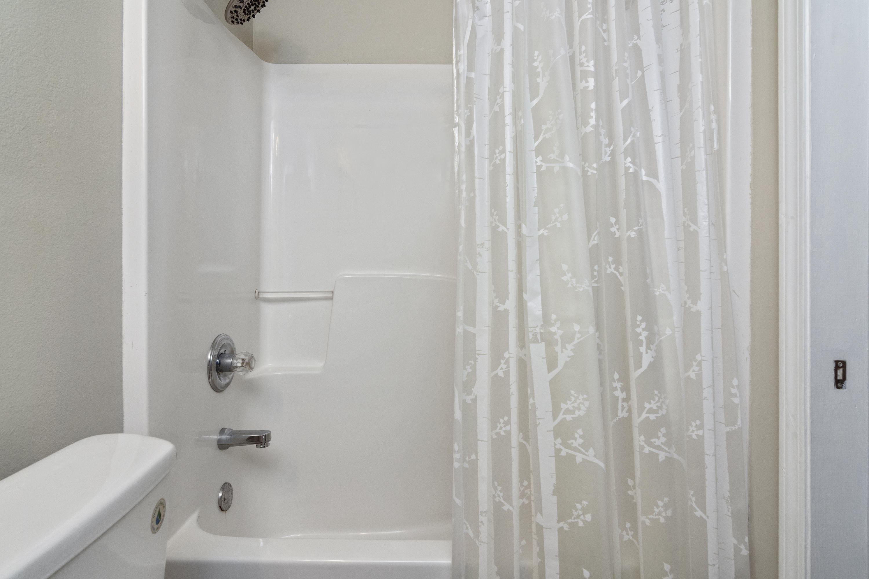 384 John King Road Crestview, FL 32539 - Photo 19 of 21 a bathroom with a bathtub