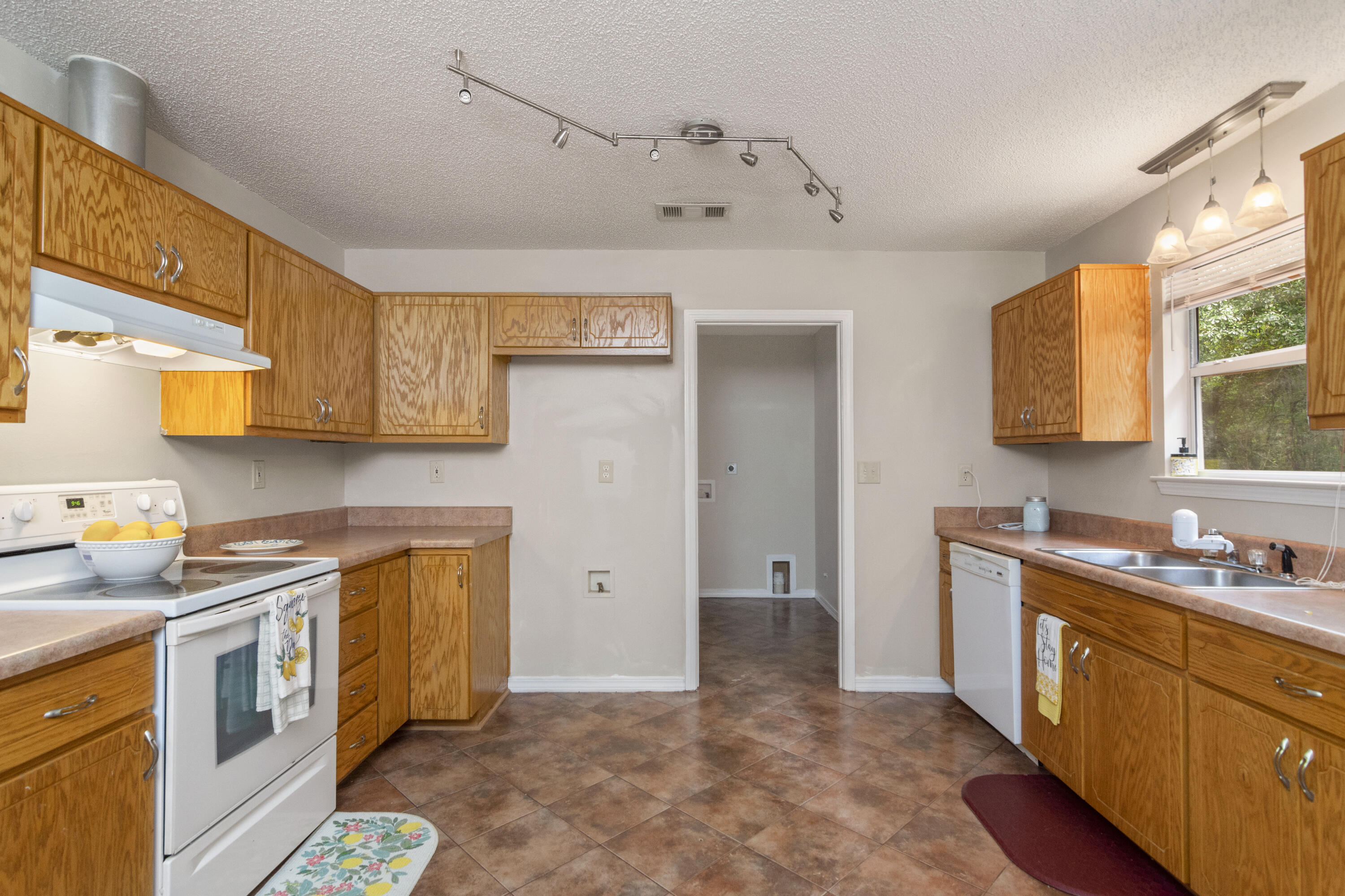384 John King Road Crestview, FL 32539 - Photo 4 of 21 a kitchen that has a sink and a stove in it