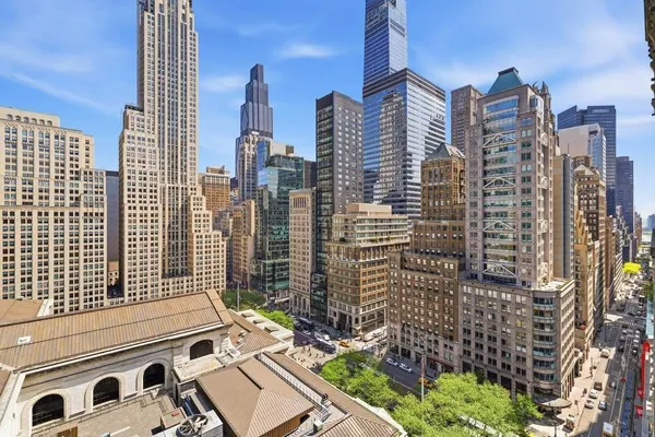$2,050,000 | 16 West 40th Street, Unit 20B | Bryant Park