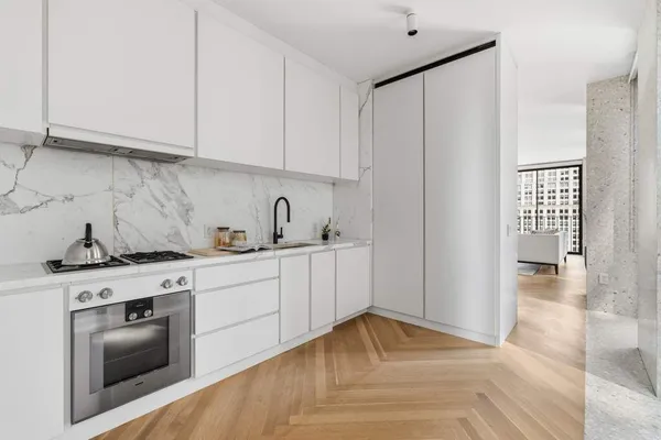 $2,050,000 | 16 West 40th Street, Unit 20B | Bryant Park