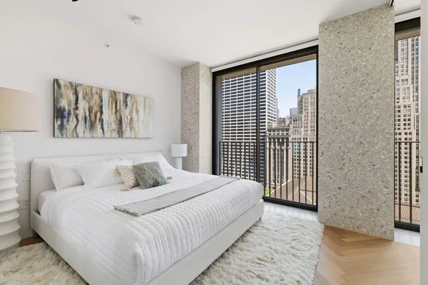 $2,050,000 | 16 West 40th Street, Unit 20B | Bryant Park
