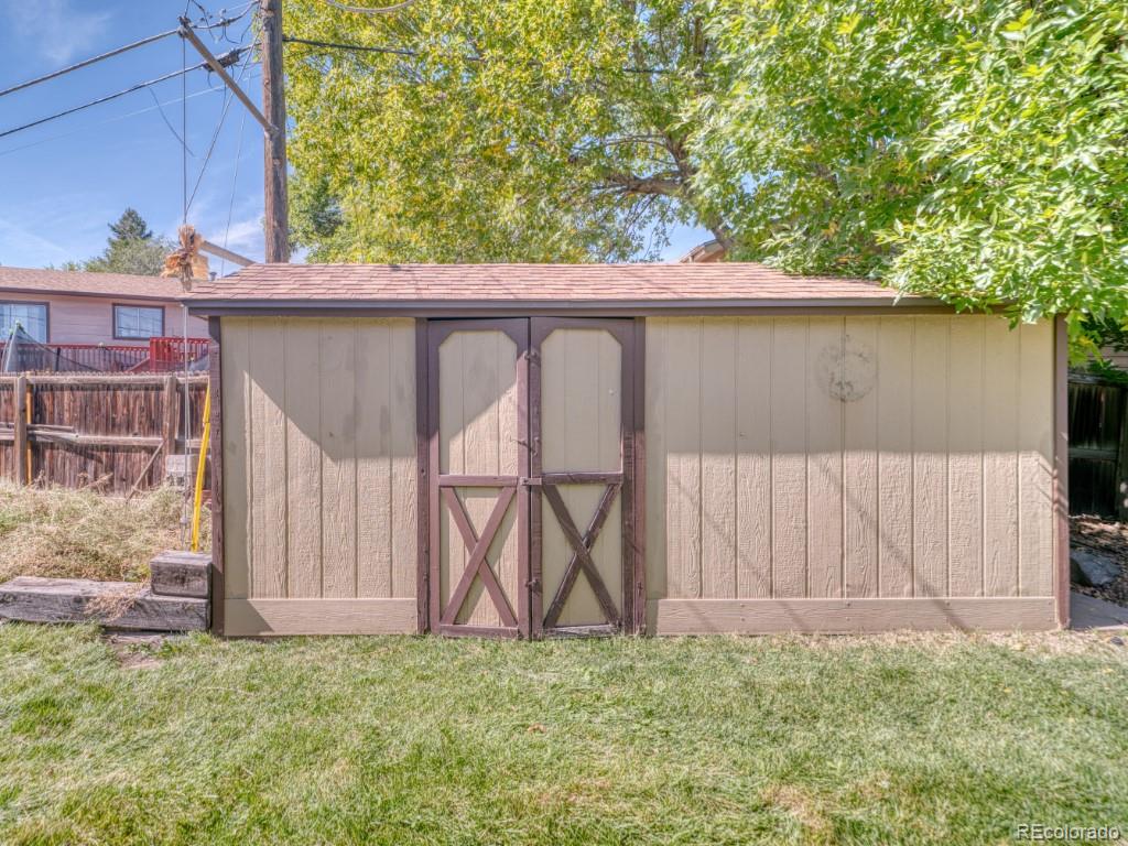 2730 West Mississippi Avenue, Unit 8 Denver, CO 80219 - Photo 36 of 40 a backyard of a house