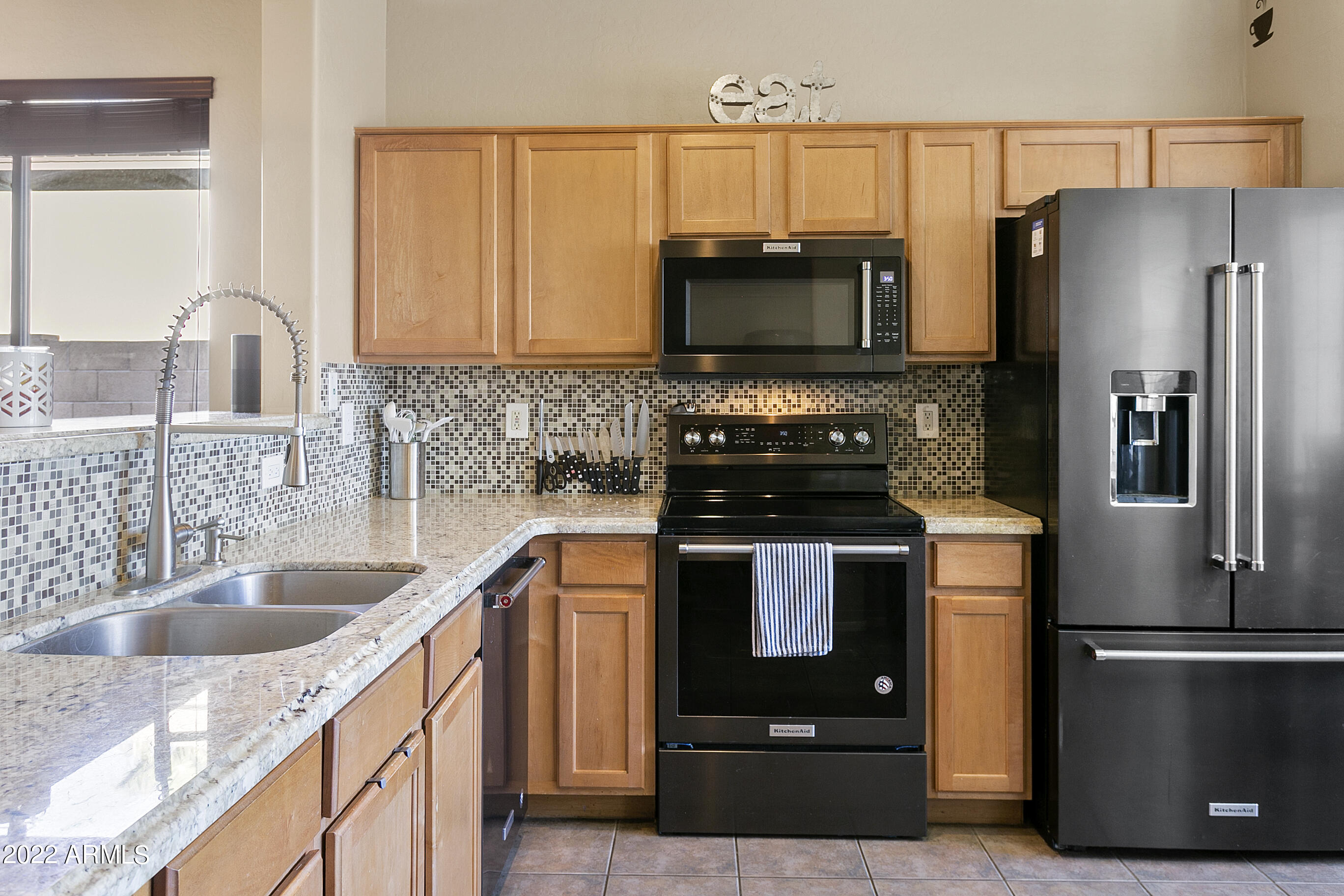 4242 East Megan Street Gilbert, AZ 85295 - Photo 8 of 26 SUPER CLEAN KITCHEN!